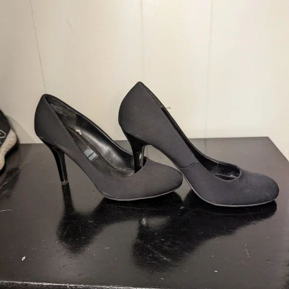 Ana Black Pumps Size 8M - Picture 3 of 6